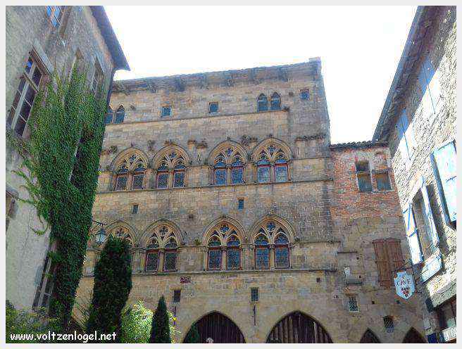 Vue panoramique sur les toits de Cordes-sur-Ciel, cité médiévale perchée