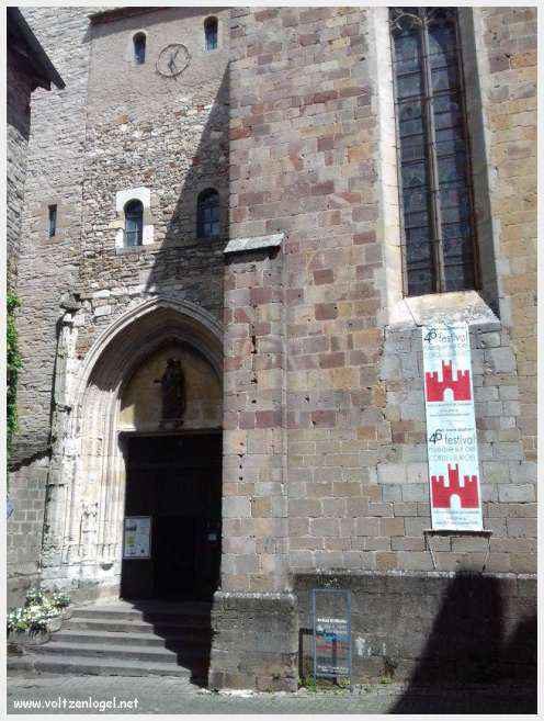 Vue panoramique sur les toits de Cordes-sur-Ciel, cité médiévale perchée