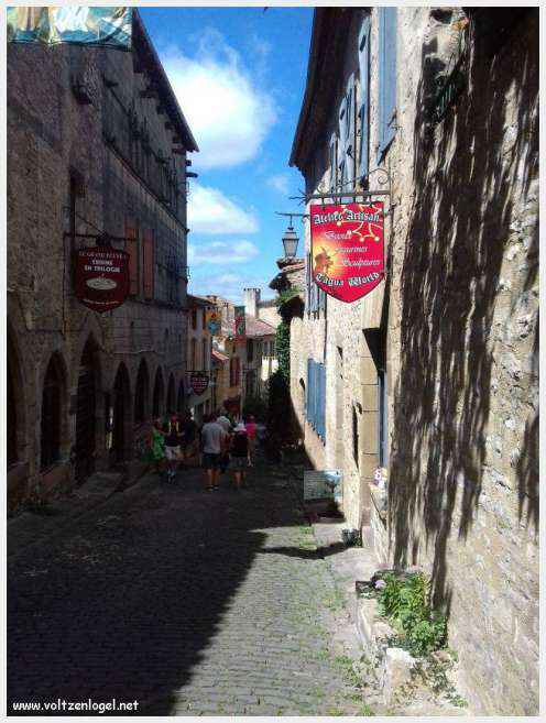 Vue panoramique sur les toits de Cordes-sur-Ciel, cité médiévale perchée