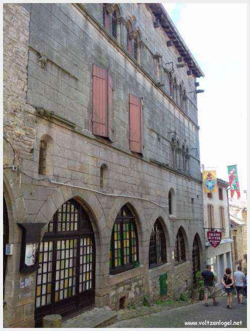 Vue panoramique sur les toits de Cordes-sur-Ciel, cité médiévale perchée