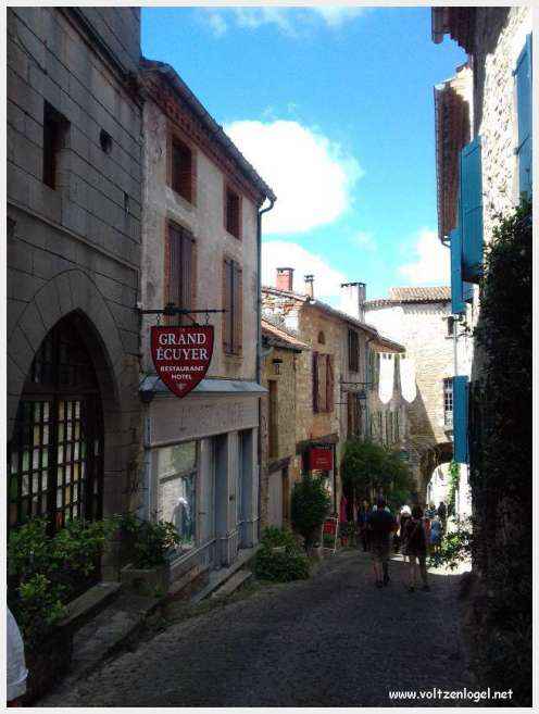 Vue panoramique sur les toits de Cordes-sur-Ciel, cité médiévale perchée