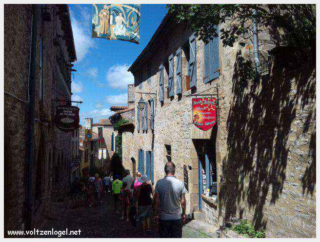 Vue panoramique sur les toits de Cordes-sur-Ciel, cité médiévale perchée