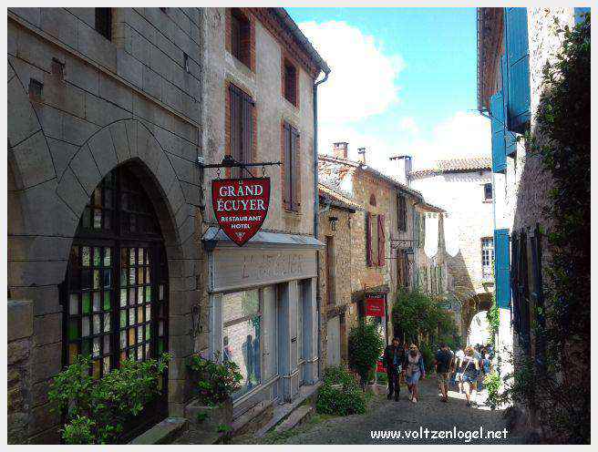 Vue panoramique sur les toits de Cordes-sur-Ciel, cité médiévale perchée