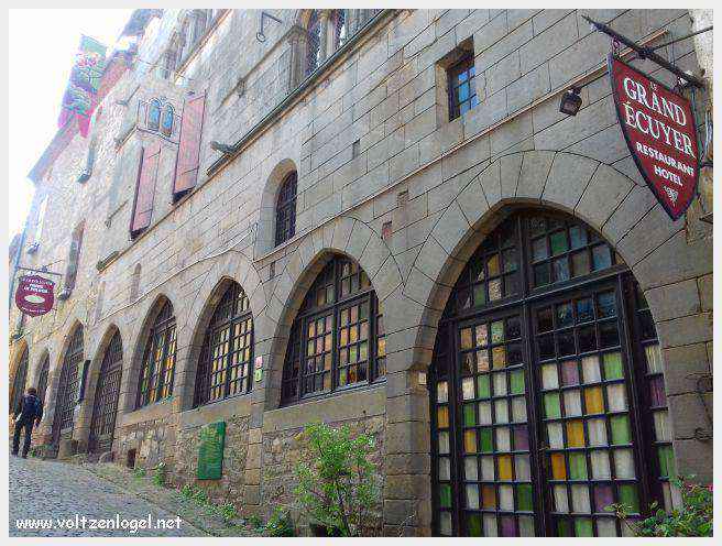 Vue panoramique sur les toits de Cordes-sur-Ciel, cité médiévale perchée
