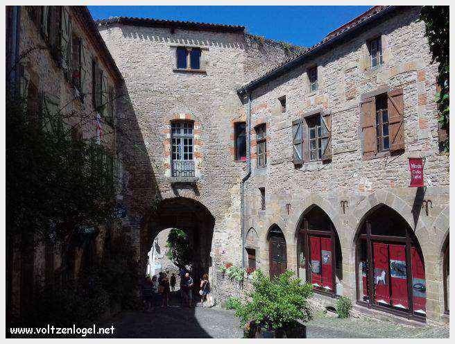 Vue panoramique sur les toits de Cordes-sur-Ciel, cité médiévale perchée