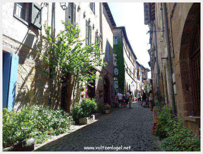 Vue panoramique sur les toits de Cordes-sur-Ciel, cité médiévale perchée