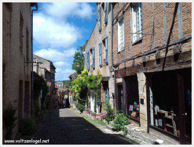 Vue panoramique sur les toits de Cordes-sur-Ciel, cité médiévale perchée