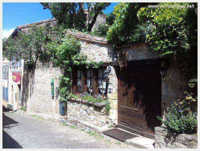Vue panoramique sur les toits de Cordes-sur-Ciel, cité médiévale perchée