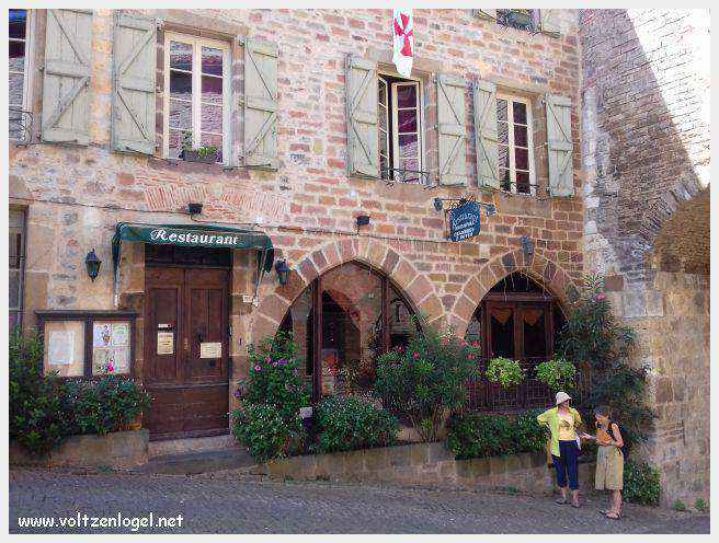 Vue panoramique sur les toits de Cordes-sur-Ciel, cité médiévale perchée