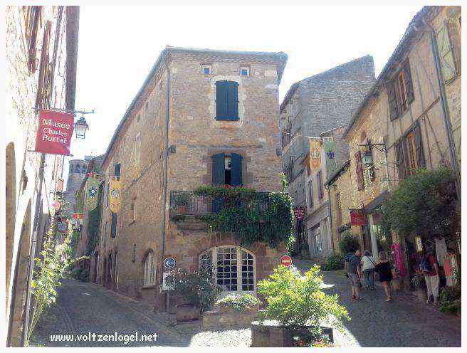 Vue panoramique sur les toits de Cordes-sur-Ciel, cité médiévale perchée