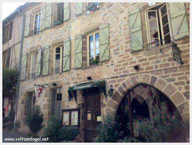 Vue panoramique sur les toits de Cordes-sur-Ciel, cité médiévale perchée
