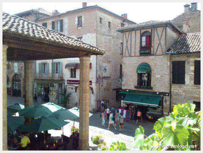 Vue panoramique sur les toits de Cordes-sur-Ciel, cité médiévale perchée