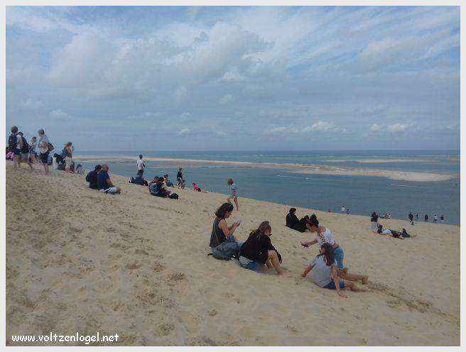 Vue panoramique de la Dune du Pilat avec le Bassin d'Arcachon en arrière-plan