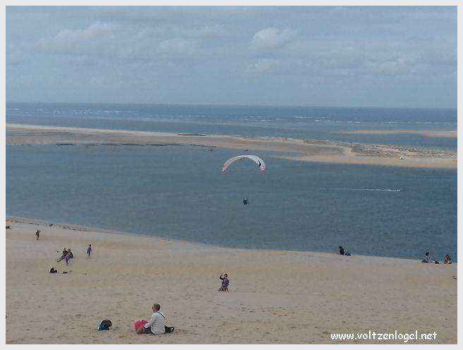 Vue panoramique de la Dune du Pilat avec le Bassin d'Arcachon en arrière-plan
