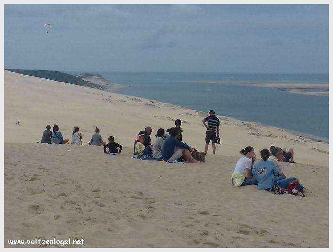 Vue panoramique de la Dune du Pilat avec le Bassin d'Arcachon en arrière-plan