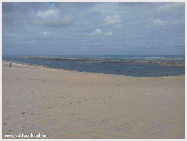 Vue panoramique de la Dune du Pilat avec le Bassin d'Arcachon en arrière-plan