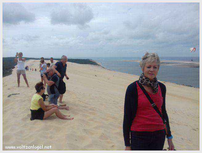 Vue panoramique de la Dune du Pilat avec le Bassin d'Arcachon en arrière-plan