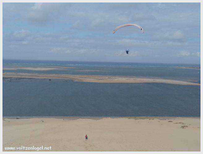 Vue panoramique de la Dune du Pilat avec le Bassin d'Arcachon en arrière-plan
