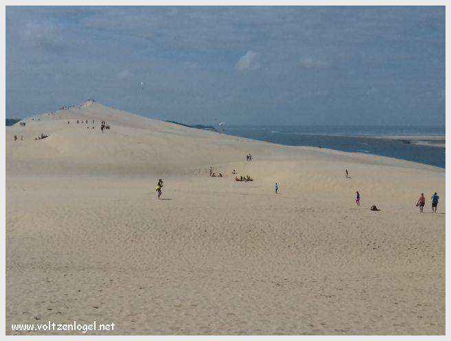 Vue panoramique de la Dune du Pilat avec le Bassin d'Arcachon en arrière-plan