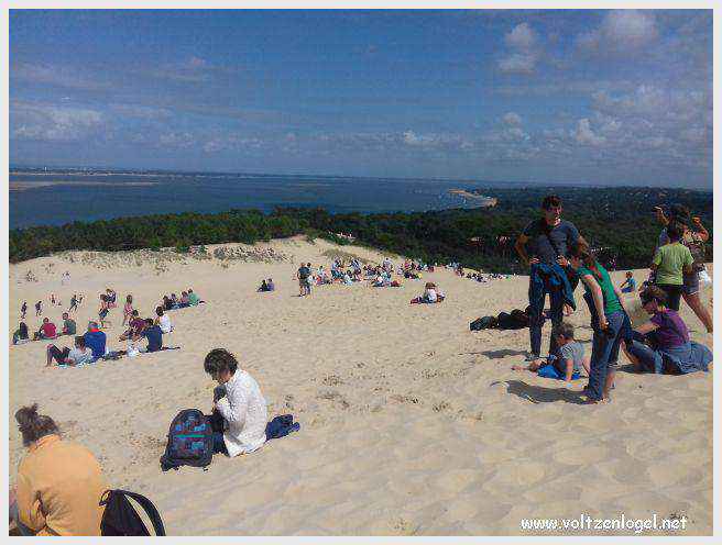Vue panoramique de la Dune du Pilat avec le Bassin d'Arcachon en arrière-plan