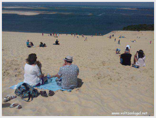 Vue panoramique de la Dune du Pilat avec le Bassin d'Arcachon en arrière-plan