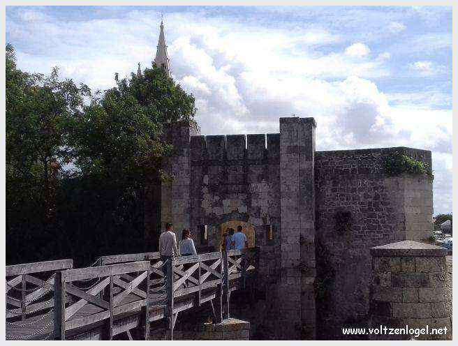 Tour Saint-Nicolas à La Rochelle, emblème médiéval du vieux port