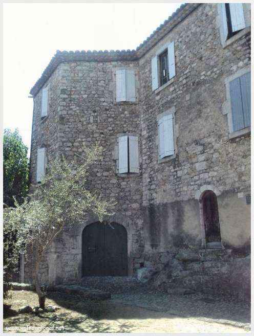 Paysage pittoresque de Labeaume avec falaises calcaires et rivière Beaume