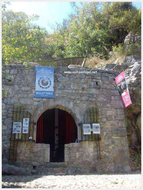 Paysage pittoresque de Labeaume avec falaises calcaires et rivière Beaume