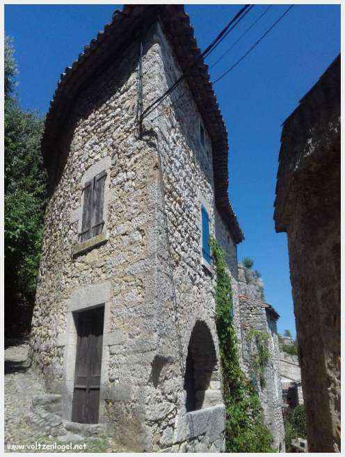 Paysage pittoresque de Labeaume avec falaises calcaires et rivière Beaume