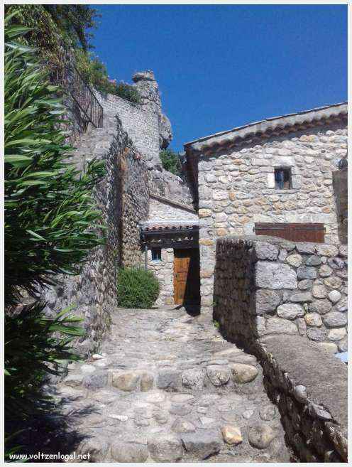 Paysage pittoresque de Labeaume avec falaises calcaires et rivière Beaume