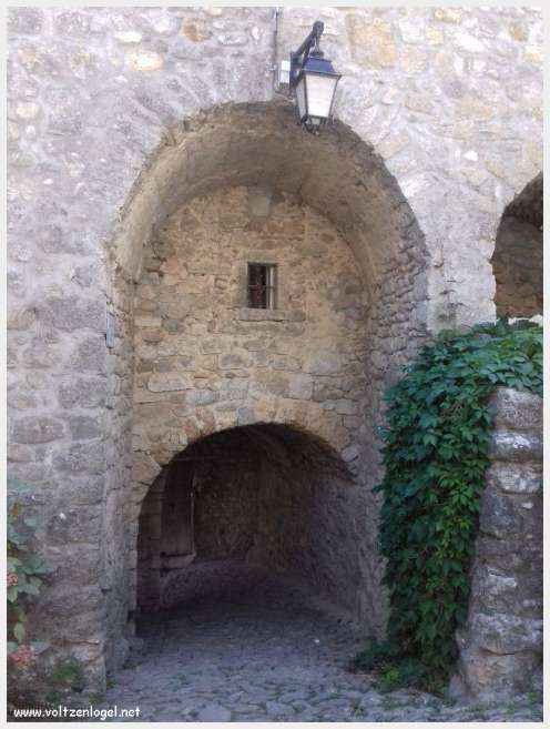 Paysage pittoresque de Labeaume avec falaises calcaires et rivière Beaume