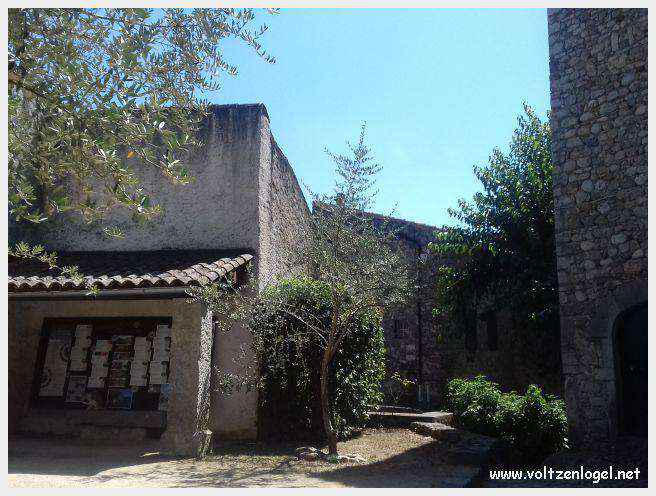 Paysage pittoresque de Labeaume avec falaises calcaires et rivière Beaume