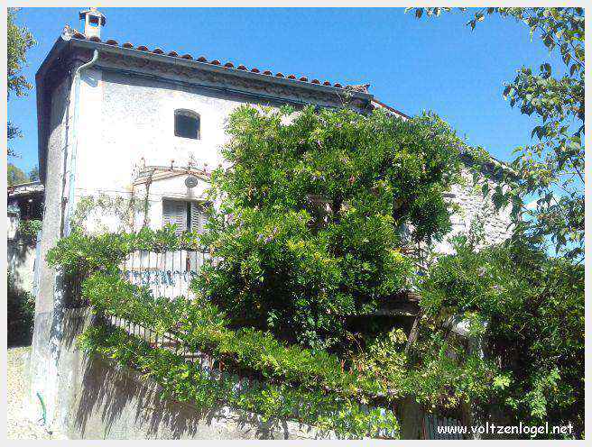 Paysage pittoresque de Labeaume avec falaises calcaires et rivière Beaume