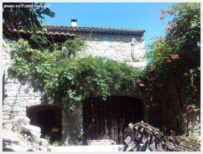 Paysage pittoresque de Labeaume avec falaises calcaires et rivière Beaume