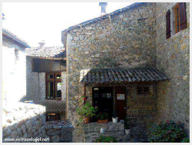 Paysage pittoresque de Labeaume avec falaises calcaires et rivière Beaume
