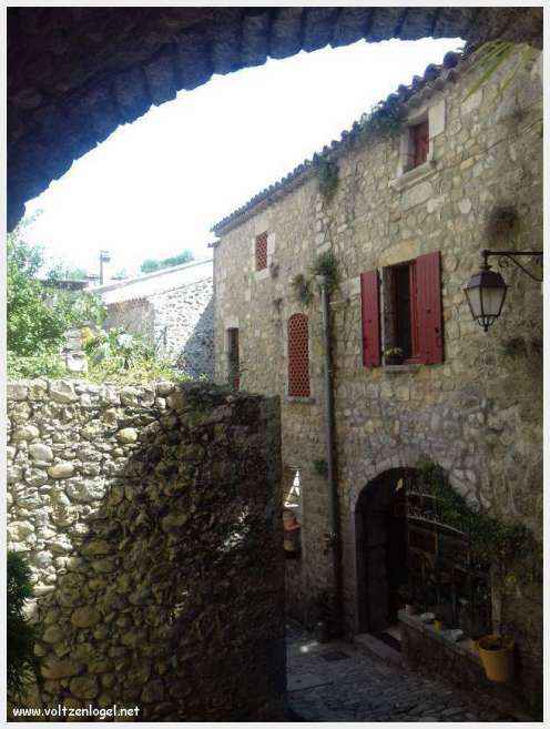 Paysage pittoresque de Labeaume avec falaises calcaires et rivière Beaume