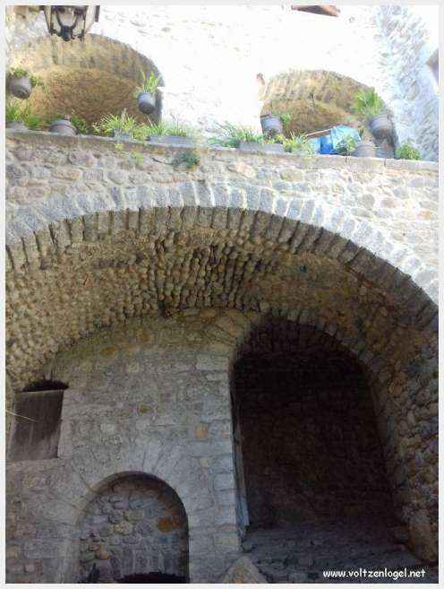 Paysage pittoresque de Labeaume avec falaises calcaires et rivière Beaume
