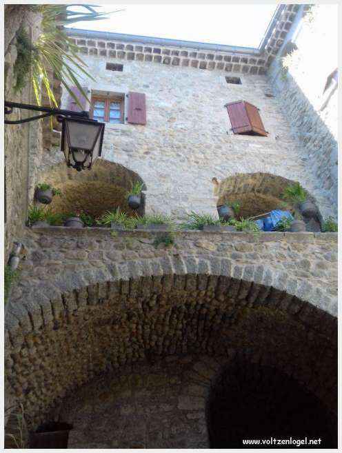 Paysage pittoresque de Labeaume avec falaises calcaires et rivière Beaume