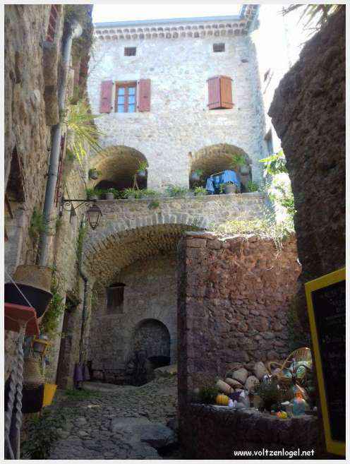 Paysage pittoresque de Labeaume avec falaises calcaires et rivière Beaume