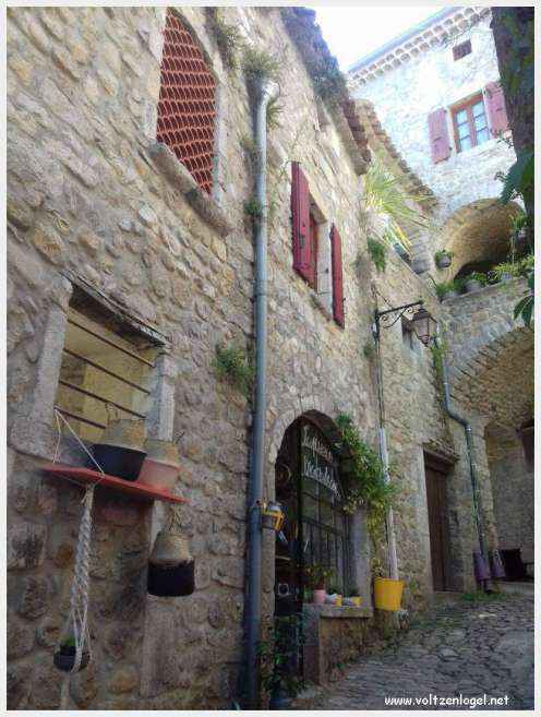 Paysage pittoresque de Labeaume avec falaises calcaires et rivière Beaume