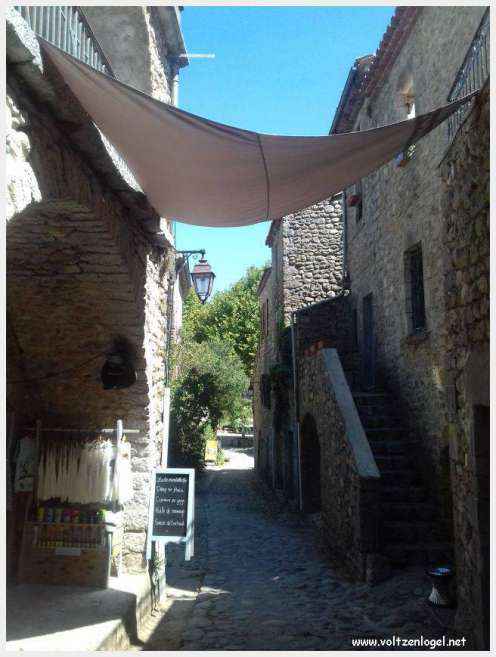 Paysage pittoresque de Labeaume avec falaises calcaires et rivière Beaume