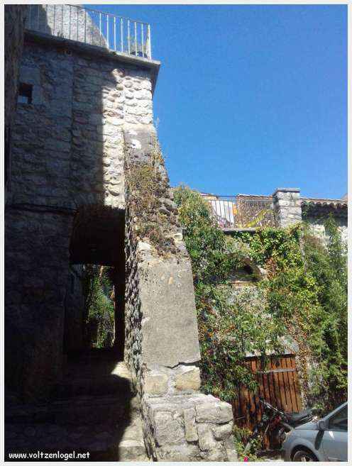 Paysage pittoresque de Labeaume avec falaises calcaires et rivière Beaume