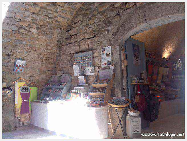 Paysage pittoresque de Labeaume avec falaises calcaires et rivière Beaume