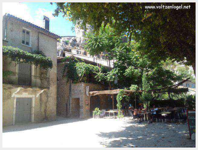 Paysage pittoresque de Labeaume avec falaises calcaires et rivière Beaume