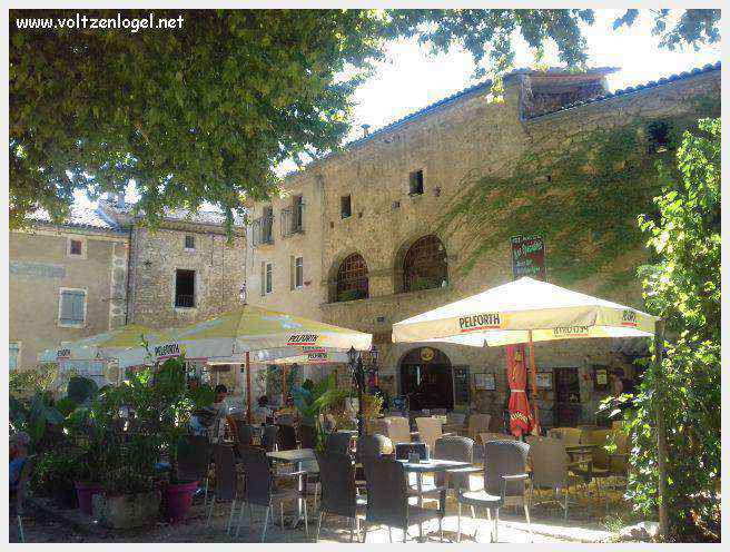 Paysage pittoresque de Labeaume avec falaises calcaires et rivière Beaume