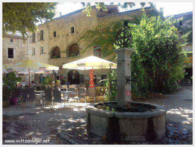 Paysage pittoresque de Labeaume avec falaises calcaires et rivière Beaume