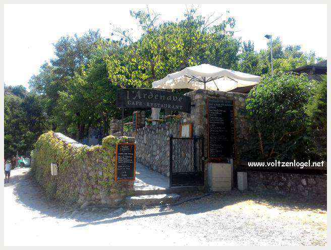 Paysage pittoresque de Labeaume avec falaises calcaires et rivière Beaume