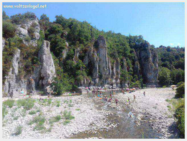 Paysage pittoresque de Labeaume avec falaises calcaires et rivière Beaume