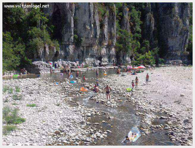 Paysage pittoresque de Labeaume avec falaises calcaires et rivière Beaume