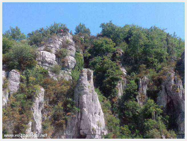Paysage pittoresque de Labeaume avec falaises calcaires et rivière Beaume